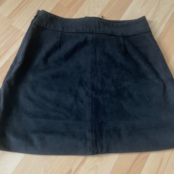 Black mini skirt - Picture 2 of 3